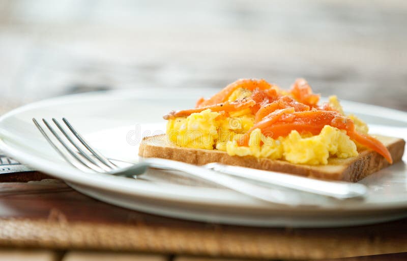 Brinde com ovos e os salmões scrambled do fumo imagens de stock Brinde com ovos e os salmões scrambled do fumo imagens de stock