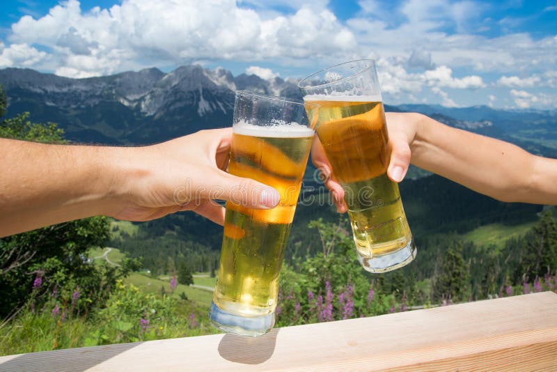 Brinde do homem e da mulher com cerveja imagens de stock royalty free Brinde do homem e da mulher com cerveja imagens de stock royalty free