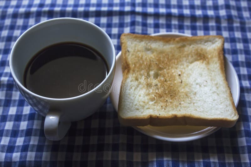 Brinde e café preto no vidro fotografia de stock Brinde e café preto no vidro fotografia de stock