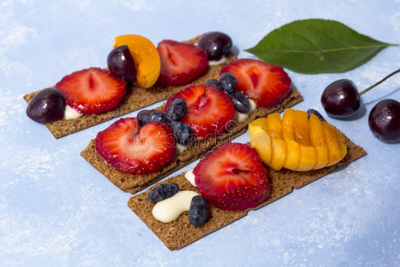 Brindes saudáveis e saborosos com queijo, frutos e bagas de coalho em um fundo azul imagens de stock Brindes saudáveis e saborosos com queijo, frutos e bagas de coalho em um fundo azul imagens de stock