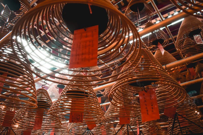 Brinnande pinnar för buddistisk brun spiral i mannen Mo Temple royaltyfria foton Brinnande pinnar för buddistisk brun spiral i mannen Mo Temple royaltyfria foton