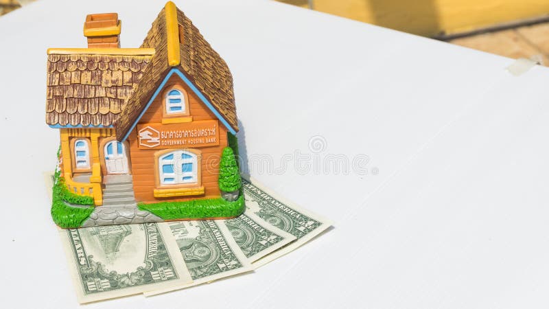 Brinquedo da casa em cédulas do dinheiro foto de stock royalty free Brinquedo da casa em cédulas do dinheiro foto de stock royalty free