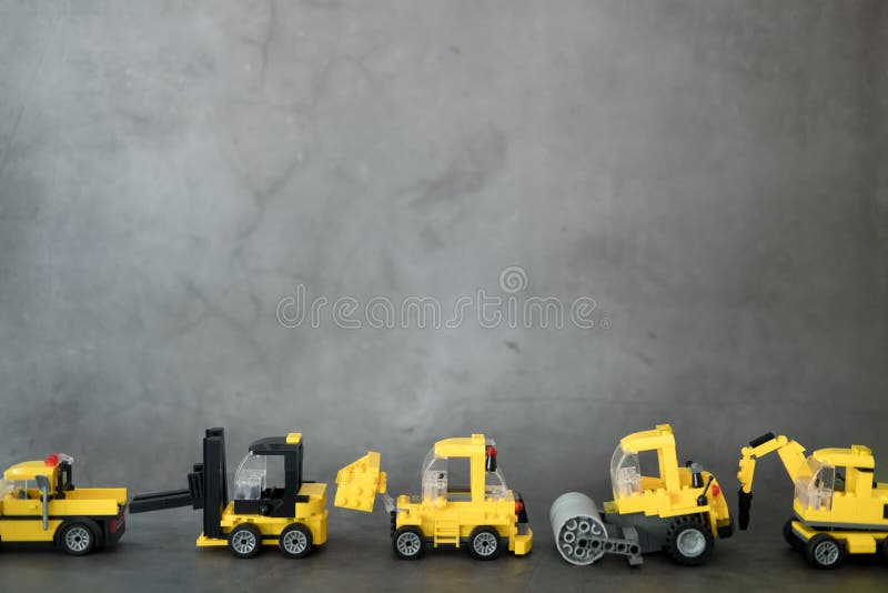 Brinquedo do estaleiro, caminhão de carga, carro perfurador, empilhadeira, trator e rolo rodoviário imagens de stock Brinquedo do estaleiro, caminhão de carga, carro perfurador, empilhadeira, trator e rolo rodoviário imagens de stock