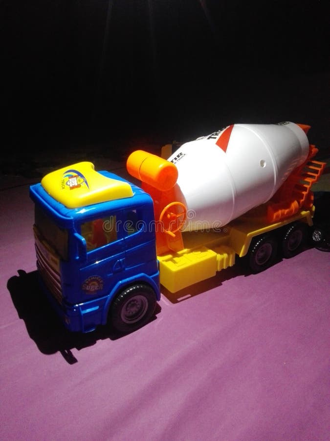 Brinquedos, crianças, divertimento, jogo, caminhão do cimento fotografia de stock