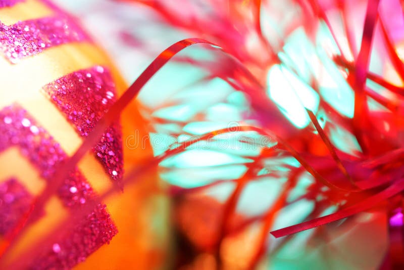 Brinquedos de Natal e Ano Novo, iluminados por luzes coloridas Fechamento Fragmento Abstração festiva Magia noturna foto de stock royalty free Brinquedos de Natal e Ano Novo, iluminados por luzes coloridas Fechamento Fragmento Abstração festiva Magia noturna foto de stock royalty free