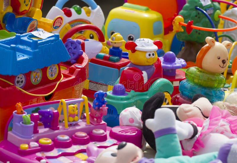 Brinquedos plásticos para as crianças indicadas na feira da ladra