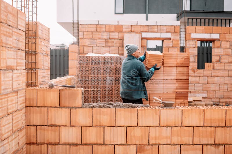 Brique Industrielle Mâle Installation De Briques Sur Le Chantier De  Construction Image stock - Image du construction, masculin: 241798157