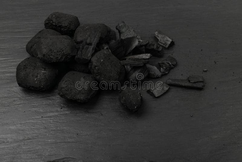 Briquette De Charbon Pour Le Barbecue Isolée Sur Le Fond Blanc