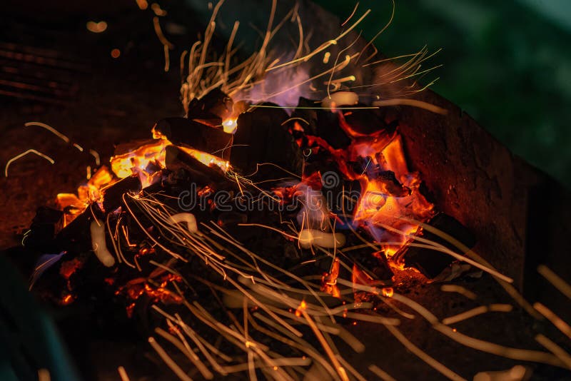 Briquettes de charbon de bois de Pit With Glowing And Flaming de gril de BBQ, fond de nourriture ou texture chaud, plan rapproch? photos libres de droits Briquettes de charbon de bois de Pit With Glowing And Flaming de gril de BBQ, fond de nourriture ou texture chaud, plan rapproch? photos libres de droits