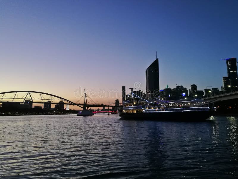 BRISBANE, AUSTRALIE - 4 AOÛT 2018 : Scène crépusculaire paisible de coucher du soleil de rivière de Brisbane avec un ferry de res photos stock BRISBANE, AUSTRALIE - 4 AOÛT 2018 : Scène crépusculaire paisible de coucher du soleil de rivière de Brisbane avec un ferry de res photos stock