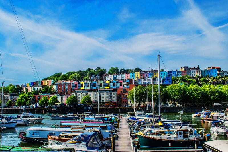 Bristol Marina mit erstaunlichem Himmel und bunten Häusern stockfotografie Bristol Marina mit erstaunlichem Himmel und bunten Häusern stockfotografie