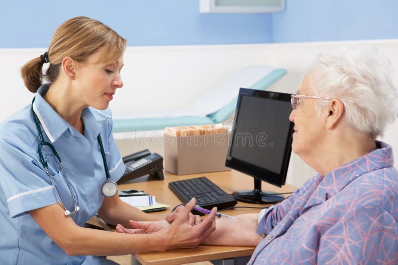 BRITISCHE Krankenschwester, die älteren Frauenpatienten einspritzt stockbild BRITISCHE Krankenschwester, die älteren Frauenpatienten einspritzt stockbild