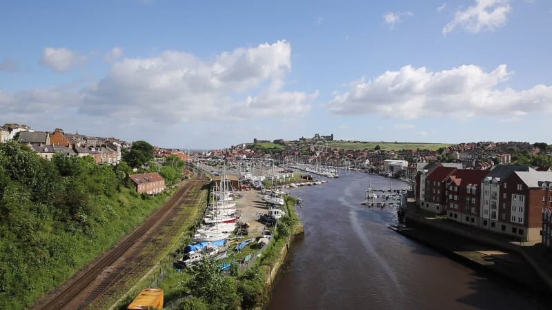 Britische Küstenstadt Whitby North Yorkshire Englands und Touristenbestimmungsort im Sommer mit Ansicht von Fluss Esk zur Abtei