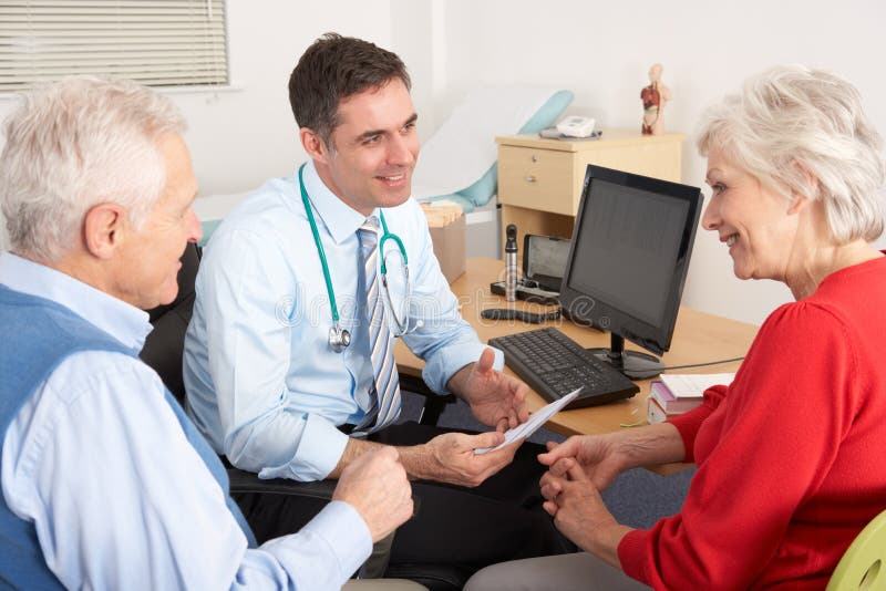 Britischer GP, der mit älteren Paaren in der Chirurgie spricht stockfotografie Britischer GP, der mit älteren Paaren in der Chirurgie spricht stockfotografie