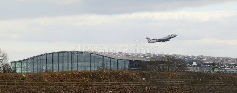 British Airways Boeing die 747 over Eind 5 Heathrow opstijgen royalty-vrije stock afbeelding British Airways Boeing die 747 over Eind 5 Heathrow opstijgen royalty-vrije stock afbeelding