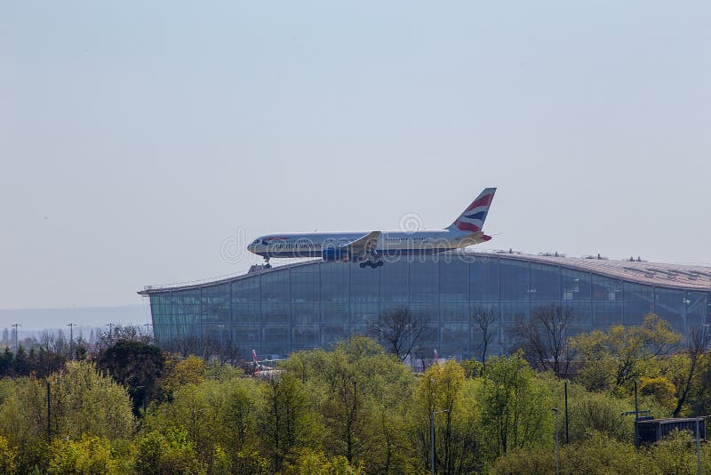 British Airways Boeing 767 op Benadering van de Luchthaven van Heathrow stock foto British Airways Boeing 767 op Benadering van de Luchthaven van Heathrow stock foto