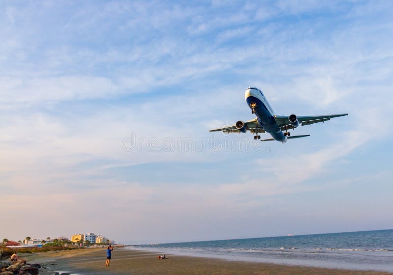 British Airways Boeing 767 over McKenzie-strand alvorens te landen bij stock fotografie British Airways Boeing 767 over McKenzie-strand alvorens te landen bij stock fotografie