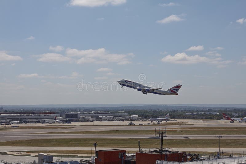 British Airways Boeing 747 που απογειώνεται στο νότιο διάδρομο αερολιμένων Heathrow στοκ εικόνες British Airways Boeing 747 που απογειώνεται στο νότιο διάδρομο αερολιμένων Heathrow στοκ εικόνες