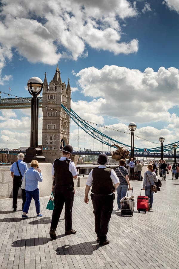 Britse politiemannen die dichtbij Torenbrug lopen stock foto Britse politiemannen die dichtbij Torenbrug lopen stock foto