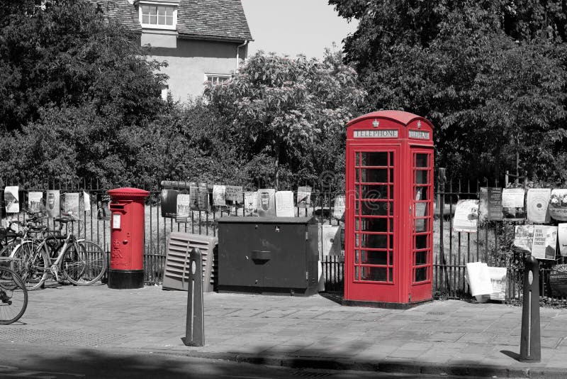 Brittisk telefonask och stolpeask arkivfoton Brittisk telefonask och stolpeask arkivfoton