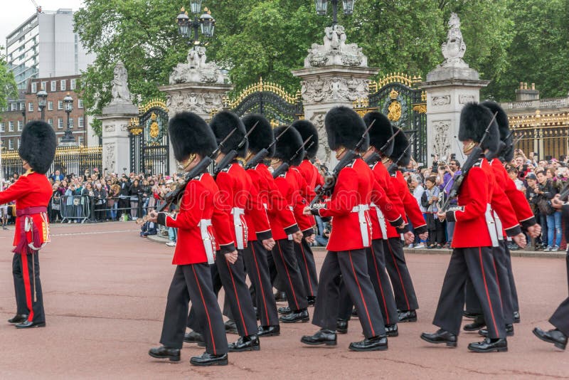 Brittiska kungliga vakter utför ändra av vakten i Buckingham Palace, London, England, Gre arkivfoton Brittiska kungliga vakter utför ändra av vakten i Buckingham Palace, London, England, Gre arkivfoton