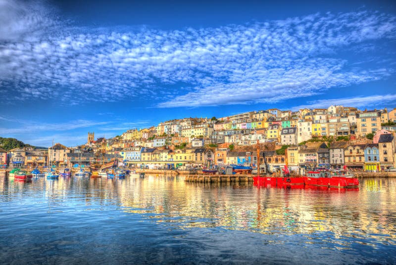 Brixham Devon Anglia schronienia UK Angielski letni dzień z genialnym niebieskim niebem zdjęcie royalty free Brixham Devon Anglia schronienia UK Angielski letni dzień z genialnym niebieskim niebem zdjęcie royalty free