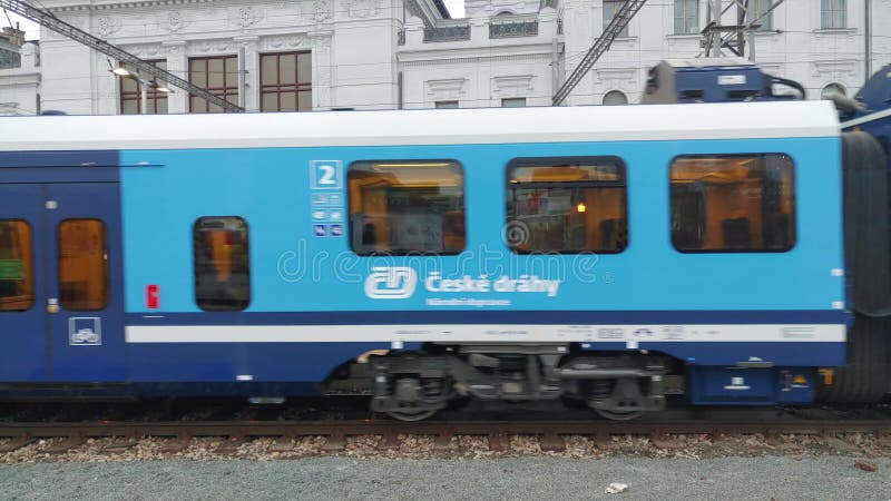 Brno czech republicjaneiro 30 2020 : partida do comboio da estação ferroviária principal em 30 de janeiro de 2020, república checa