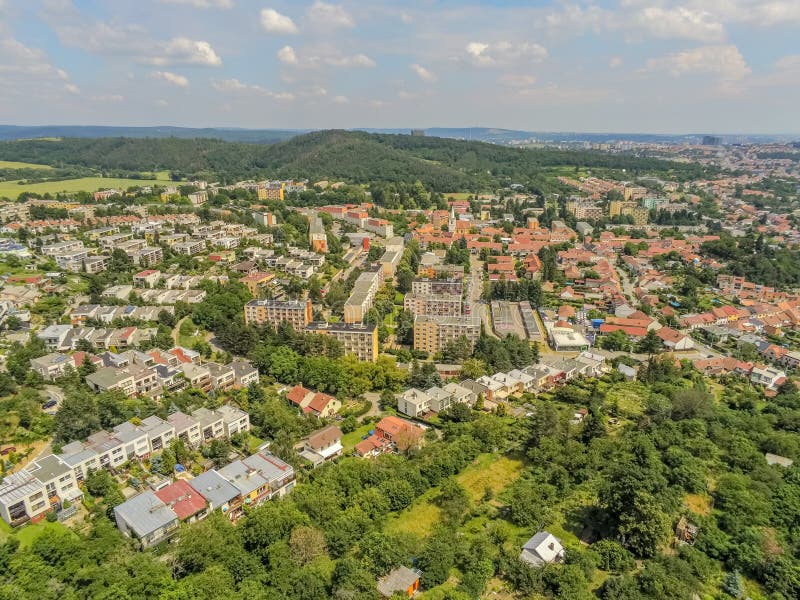 Brno-Komin het noordwestelijke district van Brno hierboven, Tsjechische Republiek royalty-vrije stock foto Brno-Komin het noordwestelijke district van Brno hierboven, Tsjechische Republiek royalty-vrije stock foto
