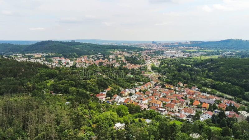 Brno-Komin het noordwestelijke district van Brno hierboven, Tsjechische Republiek stock fotografie Brno-Komin het noordwestelijke district van Brno hierboven, Tsjechische Republiek stock fotografie