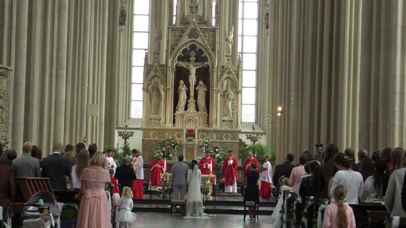 Brno, República Checa, 24 de setembro de 2019: Casamento em massa de cristãos cristãos, mulheres e liturgia