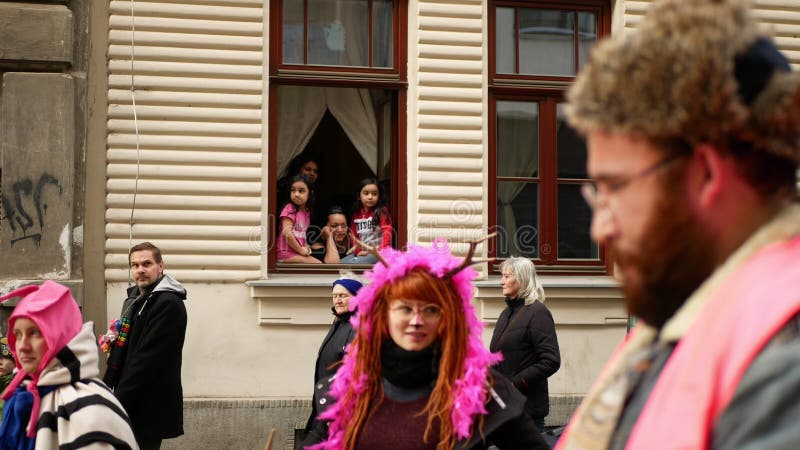 Brno república checa fevereiro 29 2020 : desfile de máscaras de festas de carnaval no festival bronx ciganos