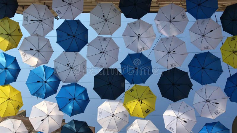 Brno, República Checa - 8 8 2018: Guarda-chuvas coloridos no ar sob a rua