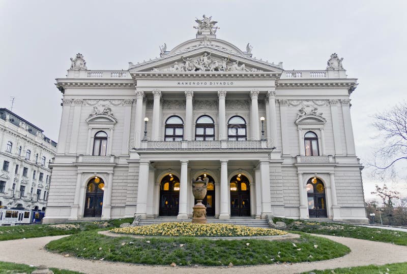brno tjeckisk nationell republiktheatre royaltyfri bild brno tjeckisk nationell republiktheatre royaltyfri bild
