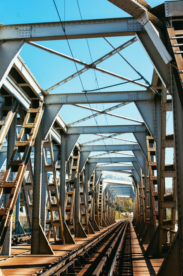 Bro för metalljärnvägtunnel