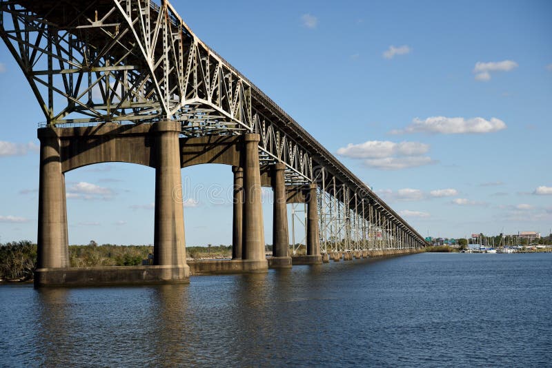 Bro för minnesmärke för krig för Calcasieu flodvärld som II förbinder Lake Charles och Westlake, Louisiana arkivfoto Bro för minnesmärke för krig för Calcasieu flodvärld som II förbinder Lake Charles och Westlake, Louisiana arkivfoto
