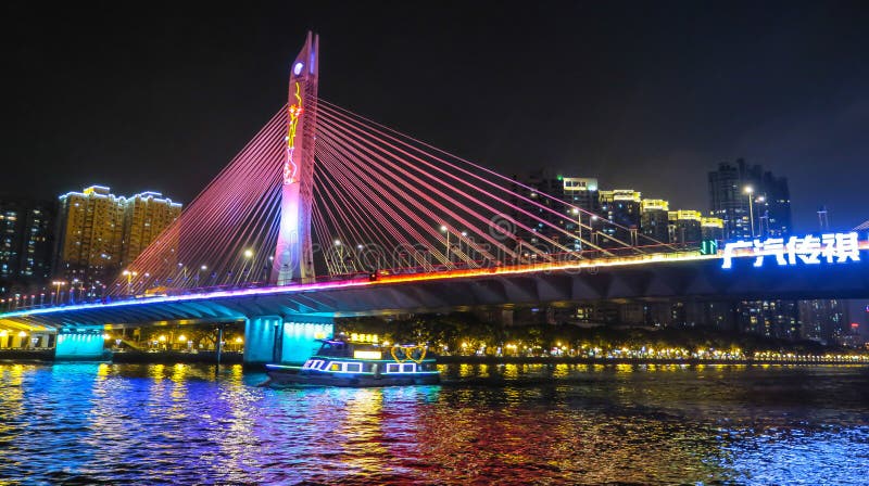 Bro ner staden Guangzhou, Kina royaltyfri bild Bro ner staden Guangzhou, Kina royaltyfri bild