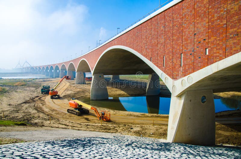 Bro över floden Waal i Nijmegen royaltyfri bild Bro över floden Waal i Nijmegen royaltyfri bild