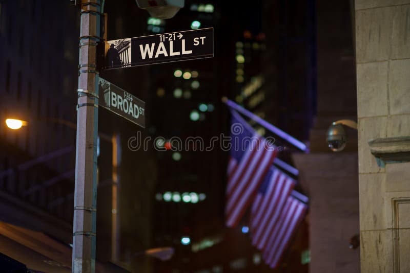 Broadway och Wall Street undertecknar på natten, Manhattan royaltyfri bild Broadway och Wall Street undertecknar på natten, Manhattan royaltyfri bild