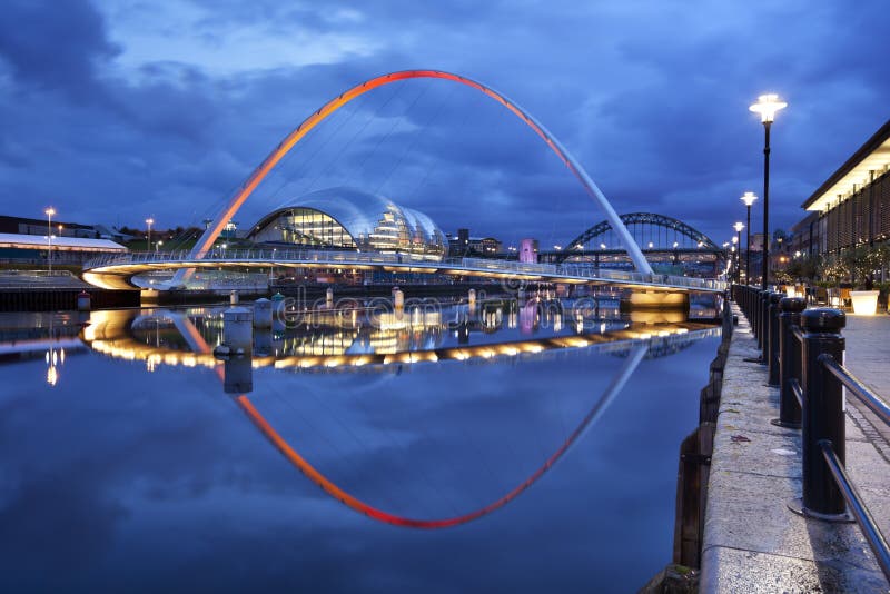Broar över Riveret Tyne i Newcastle, England på natten royaltyfri foto Broar över Riveret Tyne i Newcastle, England på natten royaltyfri foto