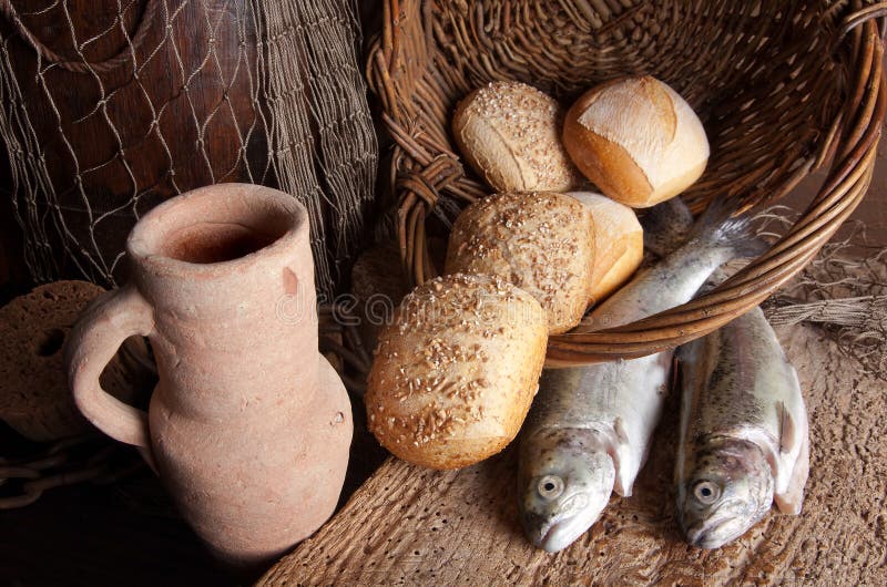 Brocca del vino con pane ed i pesci