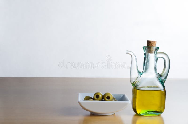 Brocca dell'olio di oliva con le olive fotografia stock libera da diritti Brocca dell'olio di oliva con le olive fotografia stock libera da diritti