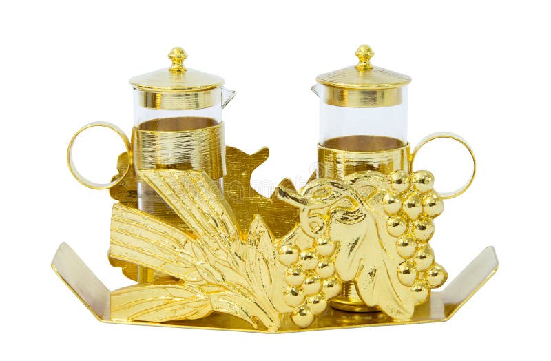 Brocca di acqua e del vino, attrezzatura di massa su fondo bianco fotografia stock libera da diritti Brocca di acqua e del vino, attrezzatura di massa su fondo bianco fotografia stock libera da diritti