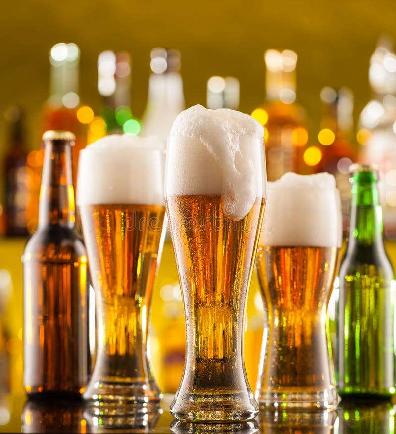Brocche di birra servite sul contatore della barra immagine stock libera da diritti Brocche di birra servite sul contatore della barra immagine stock libera da diritti