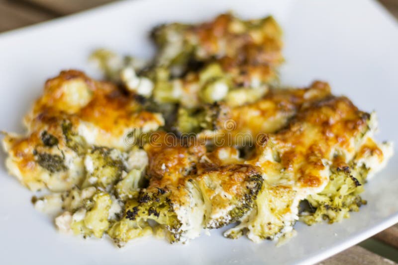 Broccoli con formaggio al forno nel forno fotografia stock libera da diritti Broccoli con formaggio al forno nel forno fotografia stock libera da diritti