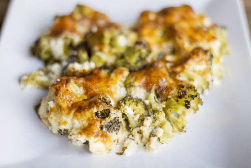 Broccoli con formaggio al forno nel forno fotografie stock libere da diritti Broccoli con formaggio al forno nel forno fotografie stock libere da diritti