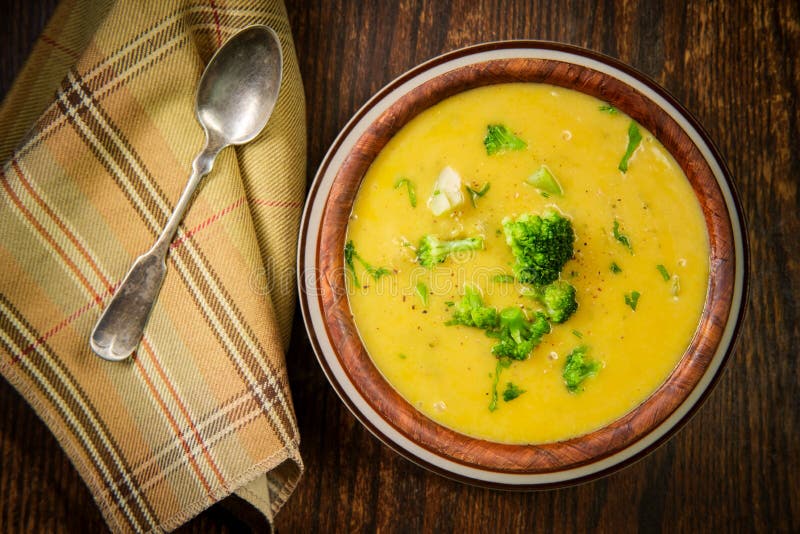 Broccoli e minestra del cheddar immagini stock Broccoli e minestra del cheddar immagini stock