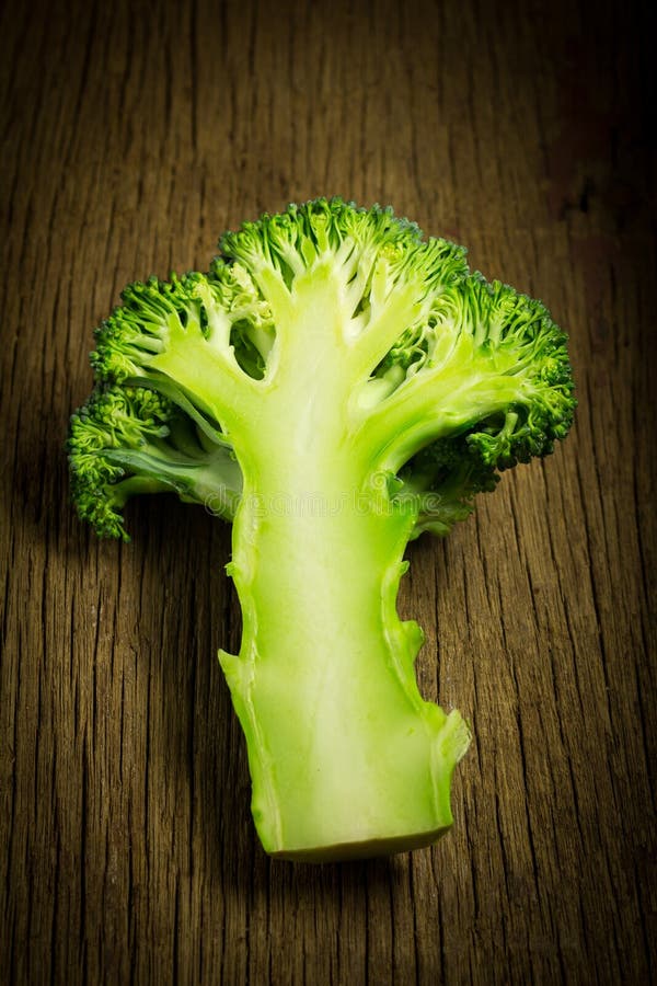 broccoli som är halv på trä gammalt trä fotografering för bildbyråer broccoli som är halv på trä gammalt trä fotografering för bildbyråer