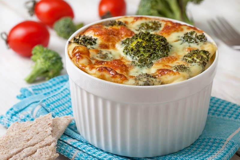 Broccolieldfast form med ägg royaltyfria foton Broccolieldfast form med ägg royaltyfria foton