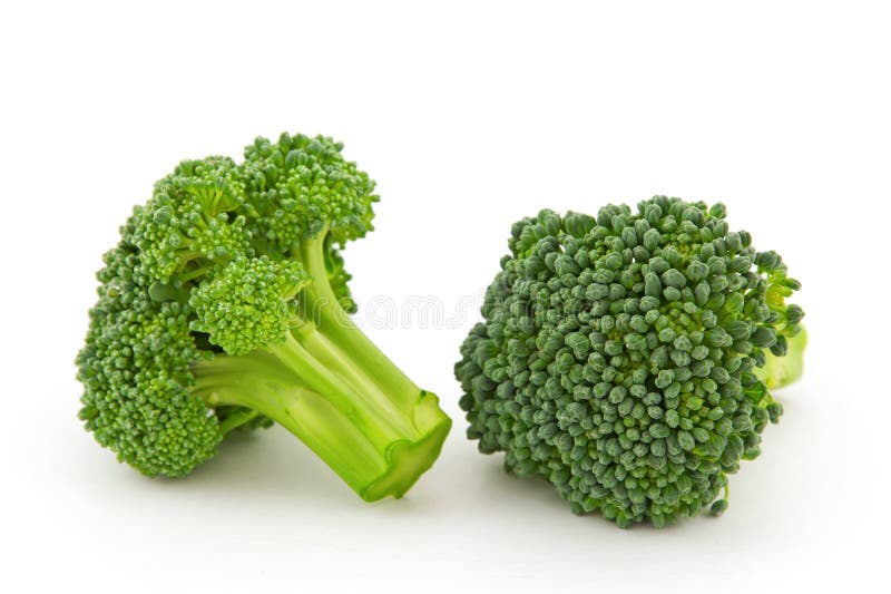 Broccolo fresco isolato su priorità bassa bianca immagine stock libera da diritti Broccolo fresco isolato su priorità bassa bianca immagine stock libera da diritti