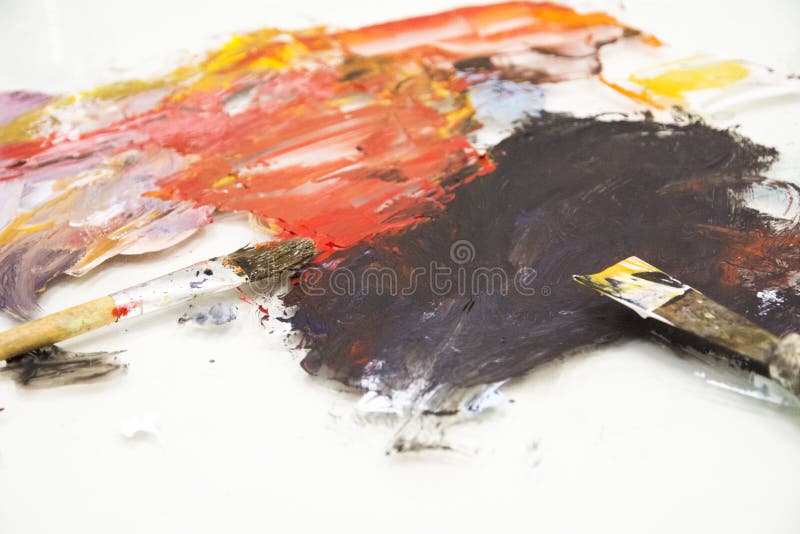 Brochas del artista en la paleta de madera pinturas de aceite mezcladas de la textura en diversos colores Herramientas de los ins imagen de archivo Brochas del artista en la paleta de madera pinturas de aceite mezcladas de la textura en diversos colores Herramientas de los ins imagen de archivo